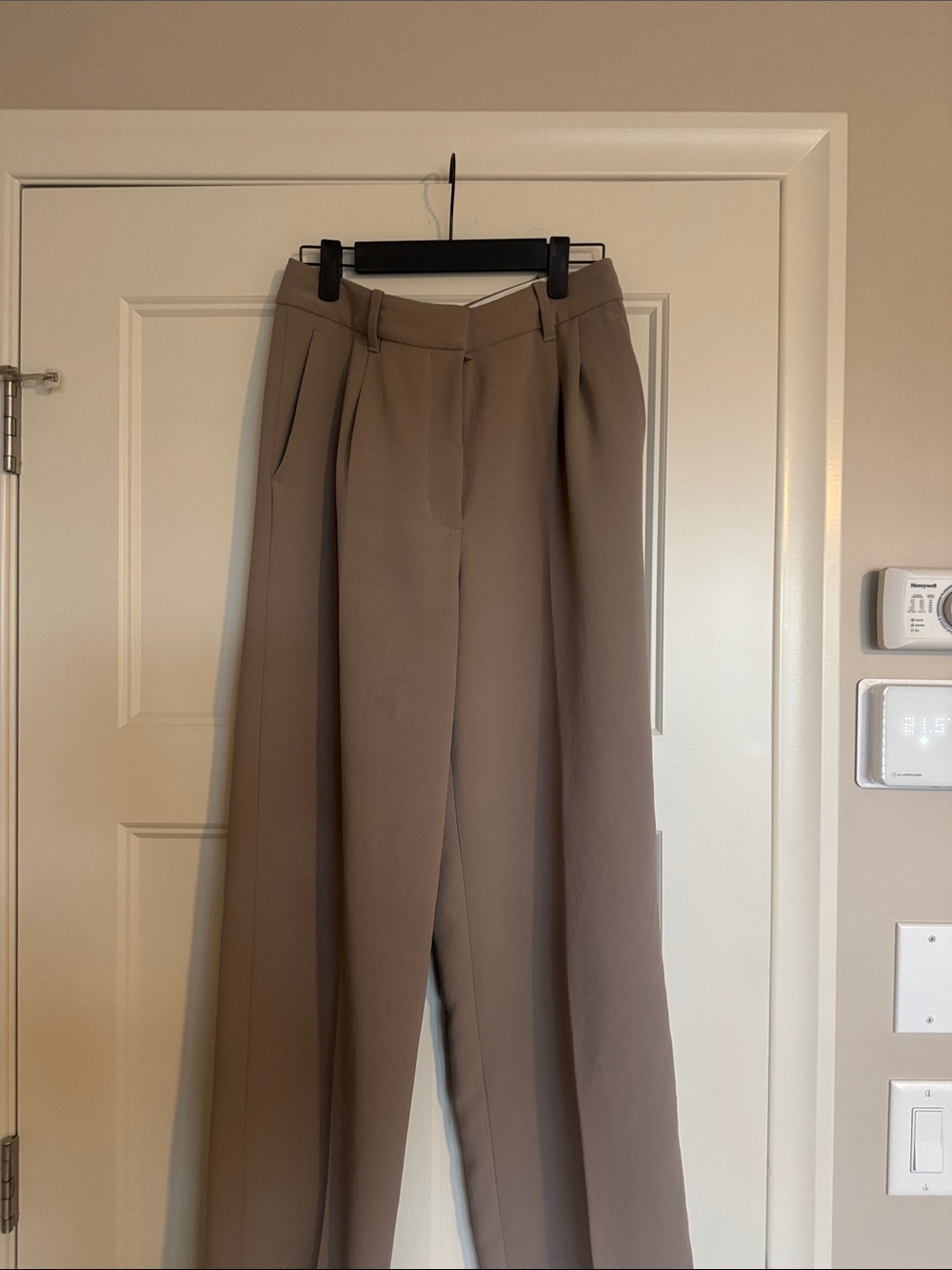 Aritzia Effortless Pant Size 6 Nomad Taupe